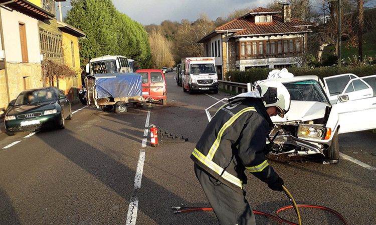Accidente tráfico en Sevares