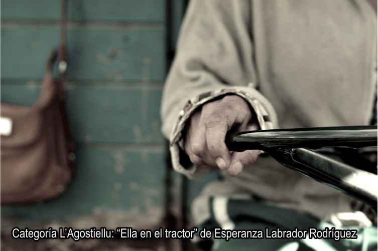 Ella en el tractor-Esperanza Labrador Rodríguez