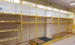Estantes vacios en supermercados de Infiesto